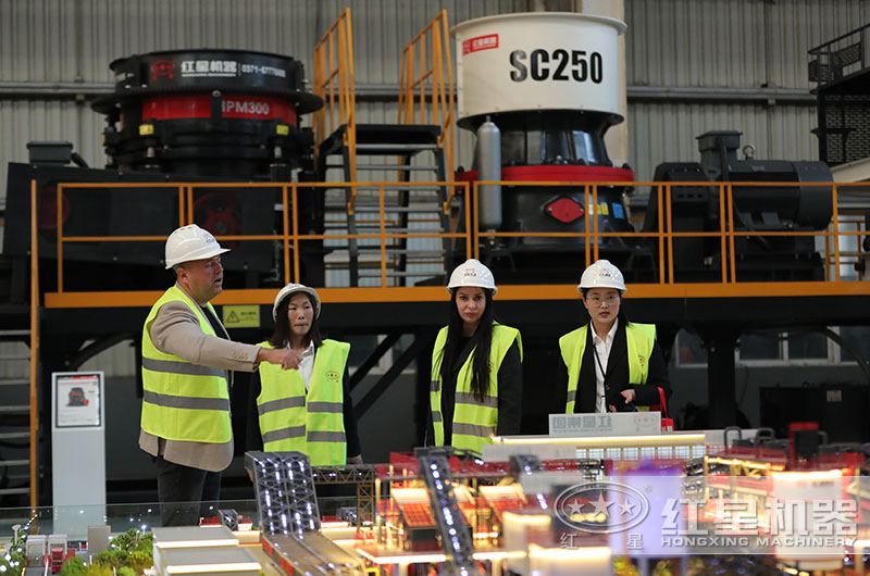 客户来厂考察破碎设备 客户来厂考察破碎设备