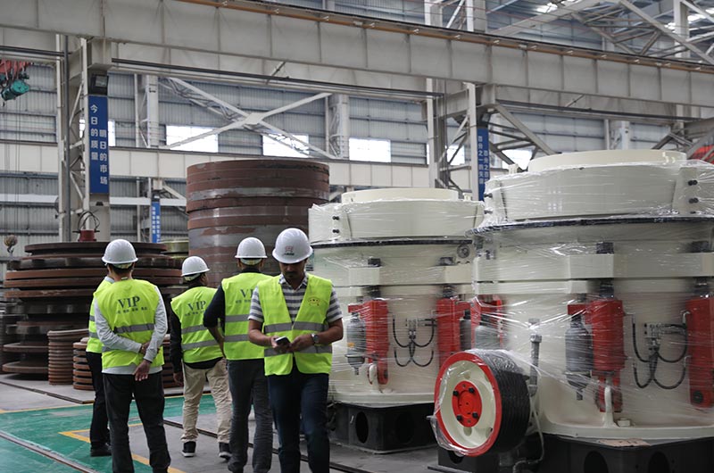 客户一行来厂考察页岩破碎机设备