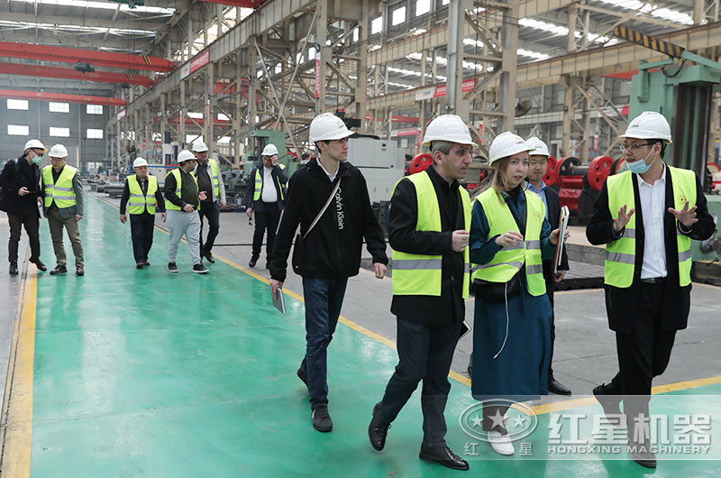 客户一行来厂考察洗砂机设备 客户一行来厂考察洗砂机设备