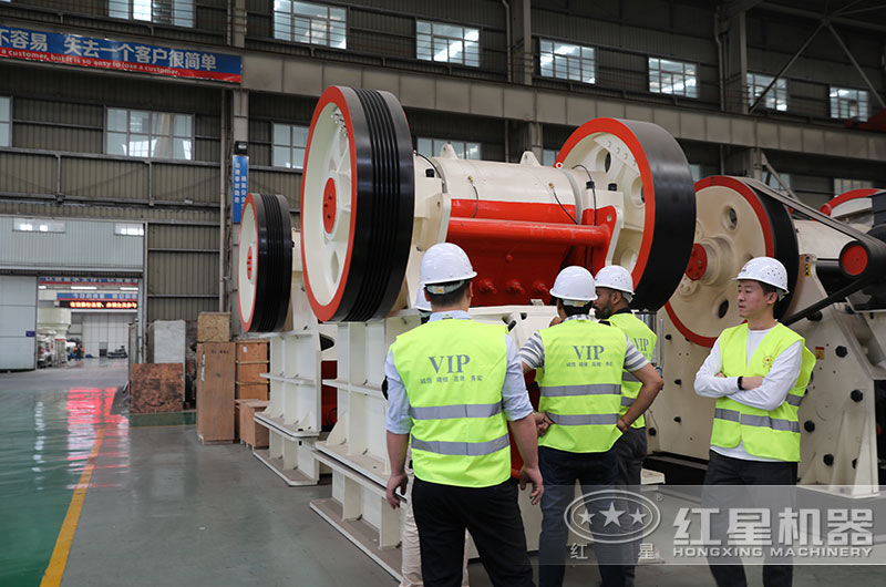 客户来厂考察57破碎机 客户来厂考察57破碎机