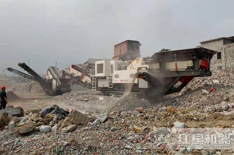 移动破碎机建筑垃圾破碎现场