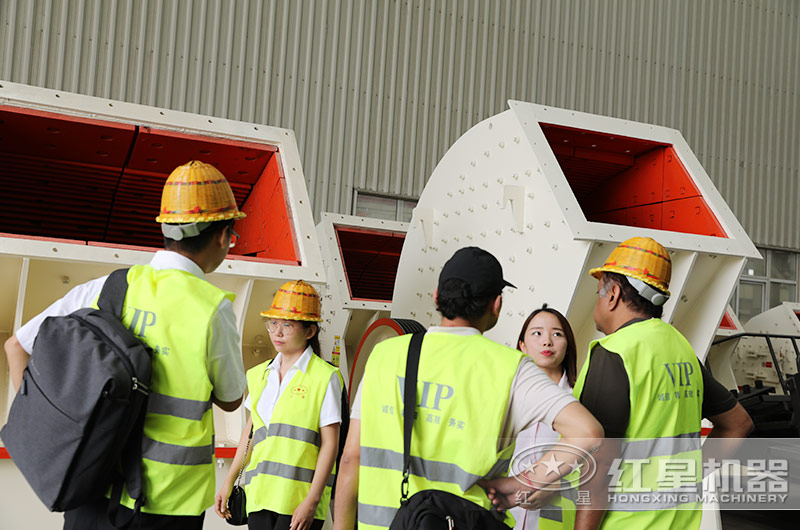 客户来厂考察锤式破碎机设备 客户来厂考察锤式破碎机设备
